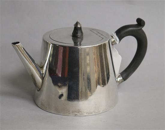 A Victorian silver teapot, 14oz